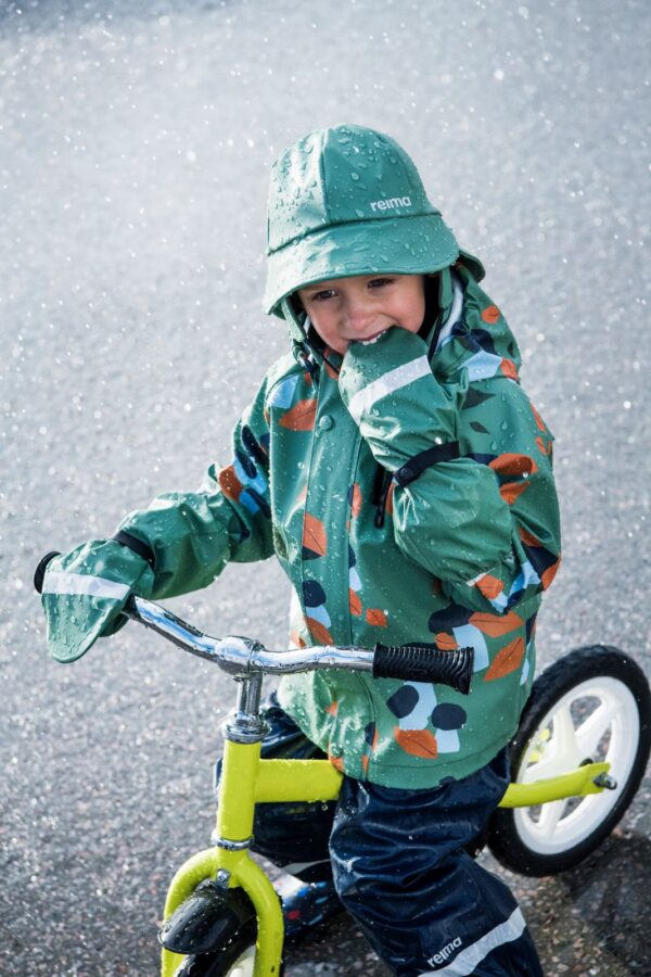 reima-maska-rainy-strike-green Lietaus striukė REIMA Vesi su miško printu