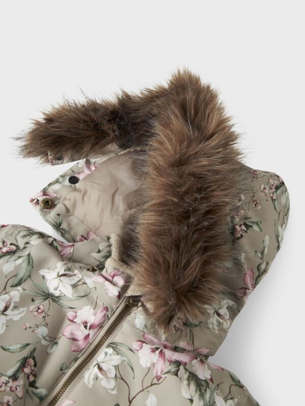 name-it-kombinezonas-mergaitei-rusvas-geletas NAME IT žiemos kombinezonas "Kreminiai žiedai"