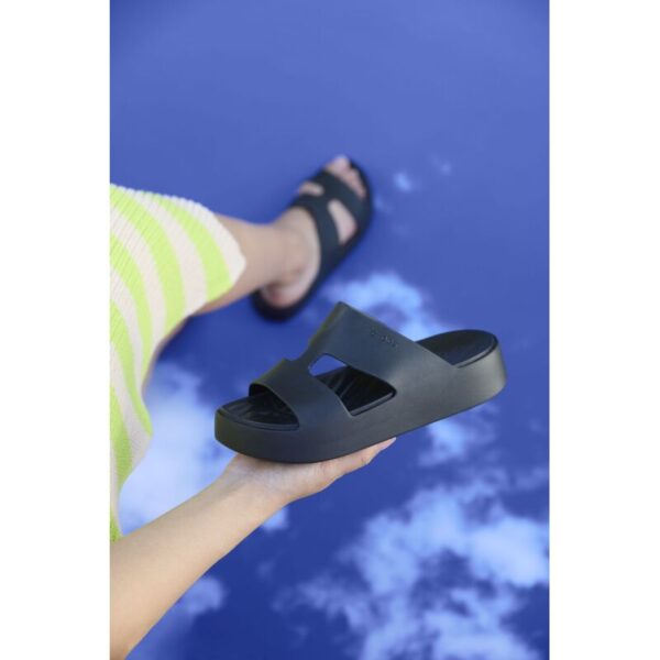 crocs-getaway-platform-h-strap-black-juodos-besiules-tapkes Crocs™ Getaway Platform H-Strap šlepetės (Juodos)