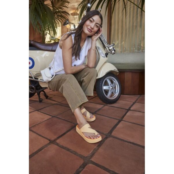 crocs-getaway-platform-toe-loop-golden-hour-persikines-oranzines-tapkes Crocs™ GETAWAY PLATFORM TOE LOOP šlepetės (Persikas)
