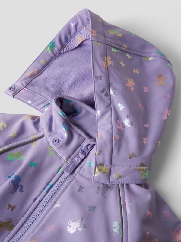 name-it-striuke-rudeniui-pavasariui-neperslampanti-alyvine NAME IT Softshell striukė "Žėrintys vienaragiai" (Alyvinė)