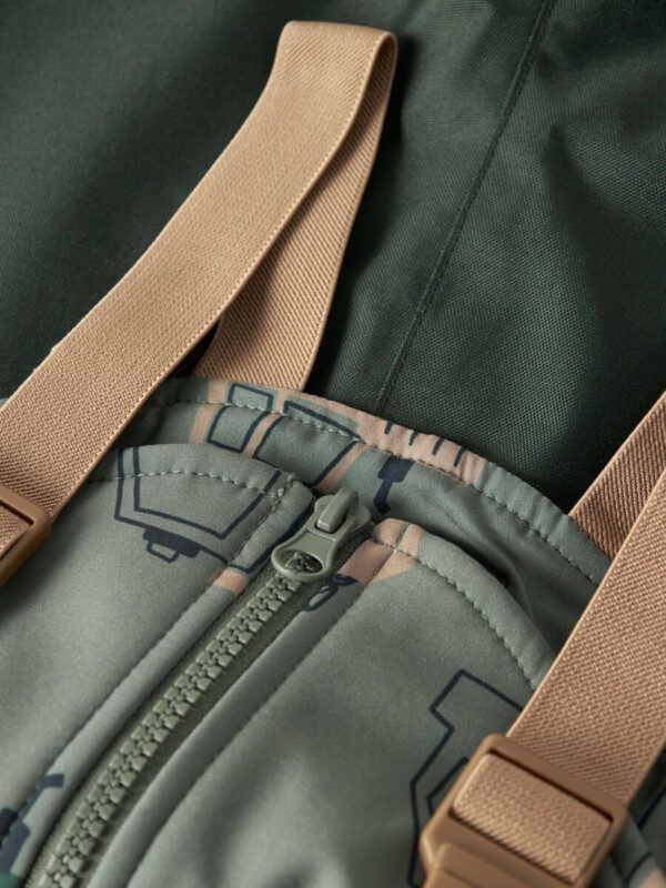 softshell-komplektas-berniukui-kelnes-striuke NAME IT Softshell kelnių ir striukės komplektas "Traktoriukas"