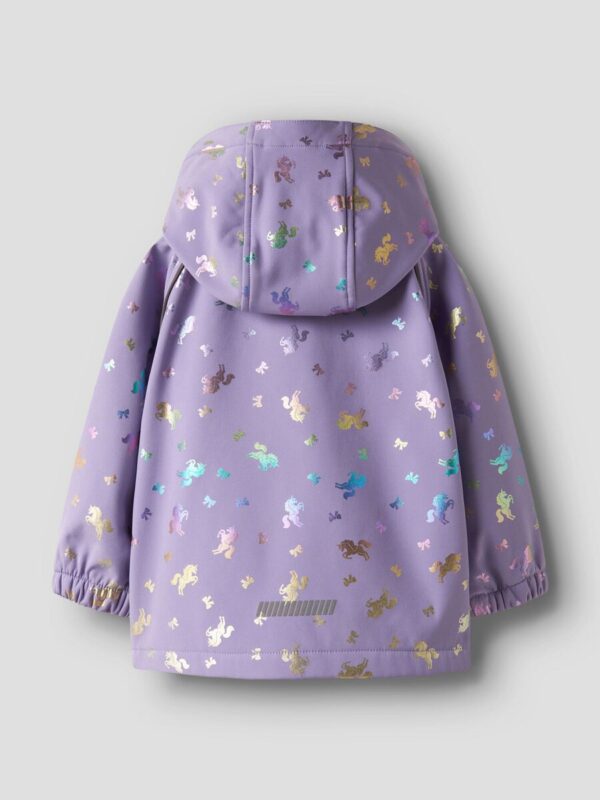 softshell-striuke-zerintys-vienaragiai-mergaitei-neperslampanti NAME IT Softshell striukė "Žėrintys vienaragiai" (Alyvinė)