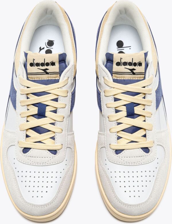 354e0aa15048d4ebf790111d5167fd0e DIADORA Magic Basket Low Suede Leather Super White/Marlin