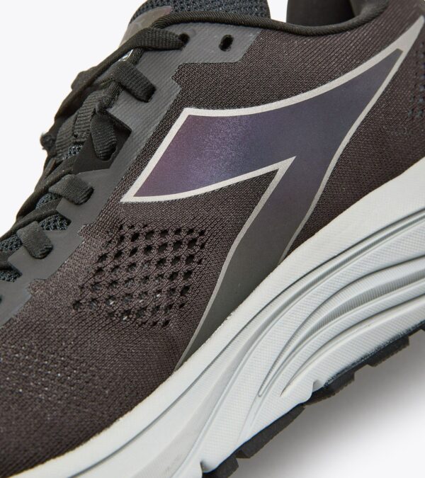 7242d370f999f50955921296ce7a2ebe DIADORA Mythos Blushield 7 Vortice Hip Black/Silver