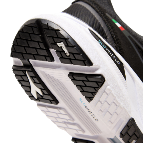 8dea94b4deef4066bcc81fa71f938a5f DIADORA Mythos Blushield Volo Hip 2 Women's Black/Black