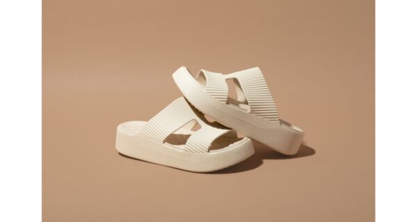 b14bc644932be0b34b22e0cd413c2057 Crocs™ GETAWAY GROOVE PLATFORM HSTRAP Sandstone