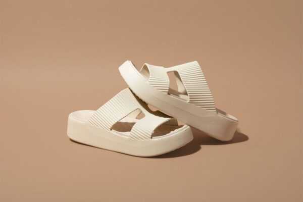 e00a5df4f750496e0910e9f4c9a8bda9 Crocs™ GETAWAY GROOVE PLATFORM HSTRAP Sandstone