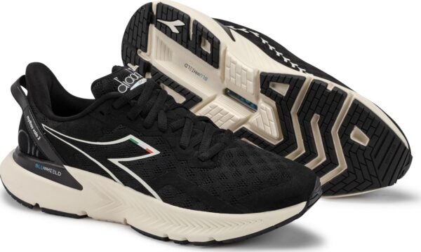 eb4c692b819833ad76b2a9b75cb53b8a-1 DIADORA Mythos Blushield Volo 3 W Black/Whisper White
