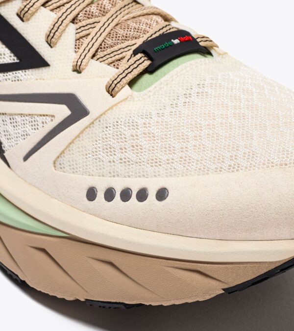 fadaede9fe4de9dd3281d7cc27d80cf4 DIADORA ATOMO V7000-2 Whisper White/Irish Cream
